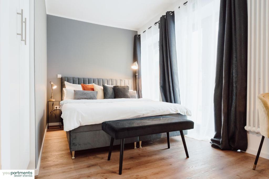 a bedroom with a bed and a large window at City-Studio mit Boxspring-Bett und Küche in Münster