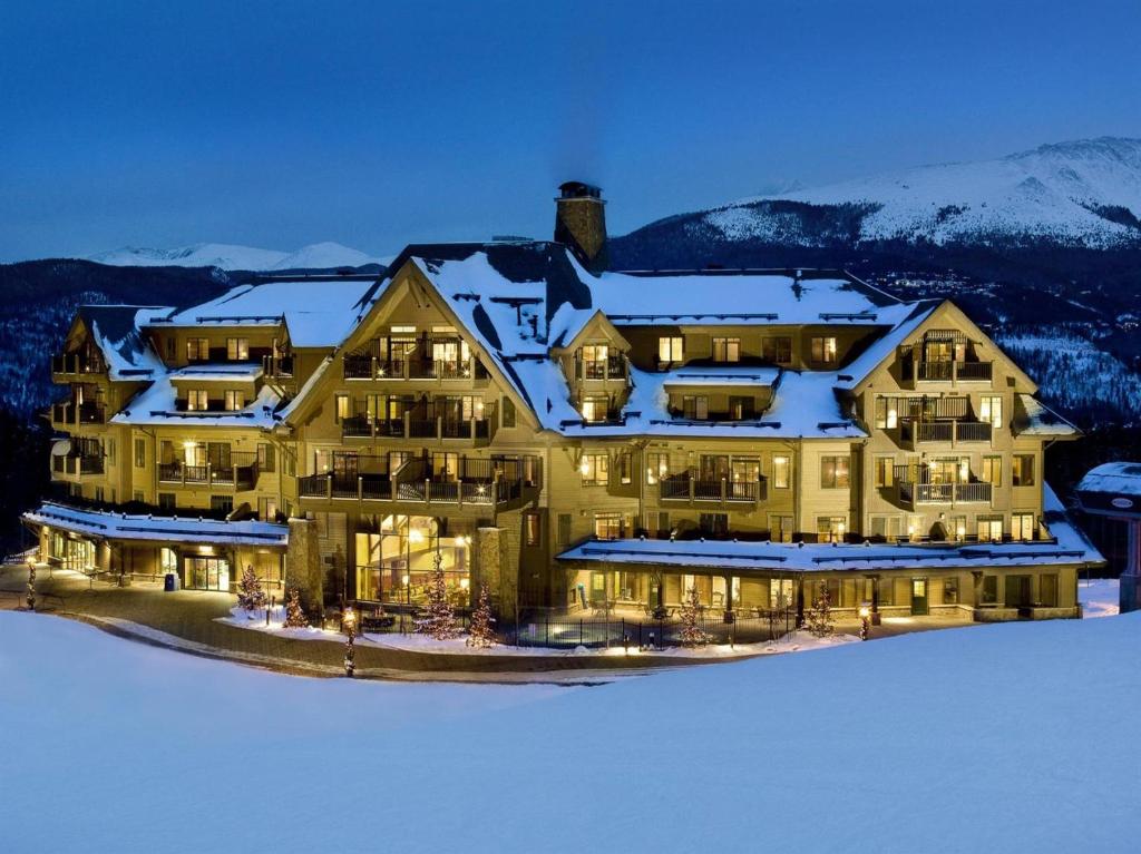 une grande maison dans la neige la nuit dans l'établissement Crystal Peak Lodge By Vail Resorts, à Breckenridge