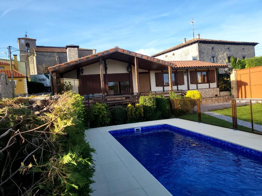 Bazén v ubytování CON PISCINA SANSIL RURAL Atapuerca nebo v jeho okolí