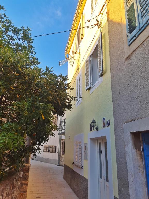 Holiday Place Veli Dvor - vacation house with private garden in old town Punat - Casa Con Tre Camere Da Letto