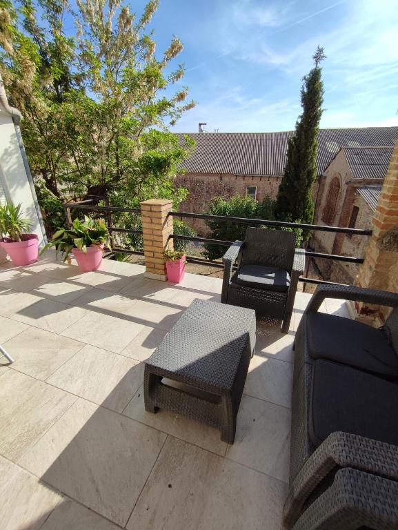 a patio with two chairs and a couch at Ca la Neus in Marçà