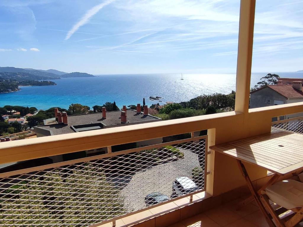 ル・ラヴァンドゥーにあるAppartement Le Lavandou, 2 pièces, 4 personnes - FR-1-308-19の海の景色を望むバルコニー