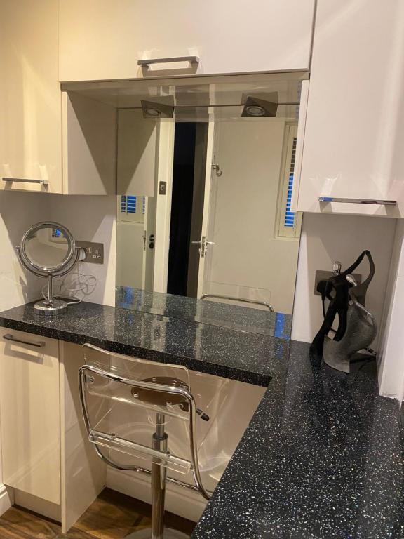 un bagno con lavandino e specchio di Balcony House Apartment in Kendal a Kendal