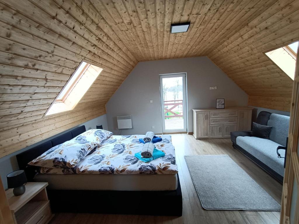 Ένα ή περισσότερα κρεβάτια σε δωμάτιο στο Zielona Ostoja - domy całoroczne z własną linią brzegową