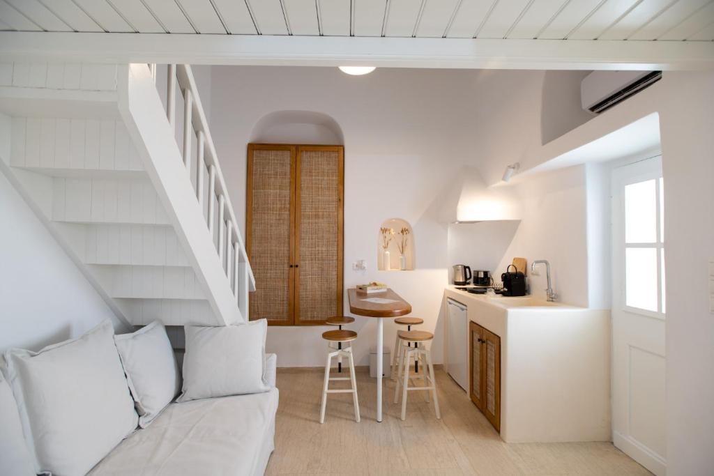 salon z białą kanapą i kuchnią w obiekcie MYKONOS HOUSE Aurora , Mykonos Town w mieście Mykonos