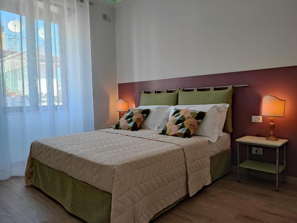 ナポリにあるToledo apARTmentの紫の壁のベッドルーム1室(大型ベッド1台付)