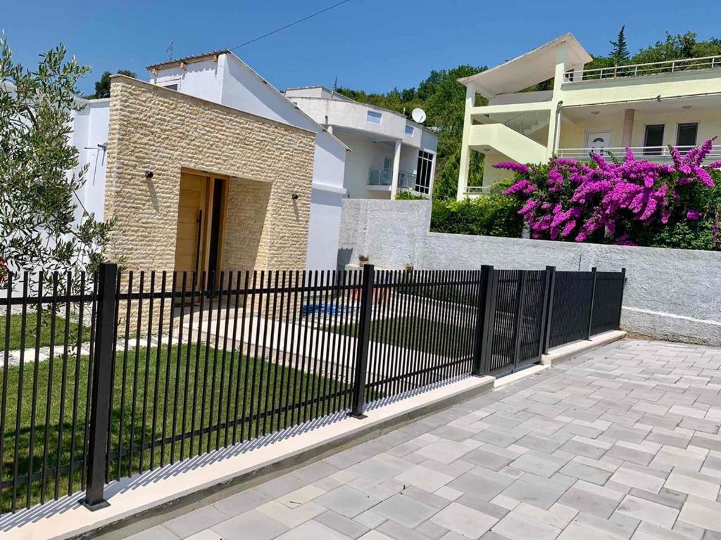 een zwart hek voor een huis bij Villa Cellesina in Ulcinj