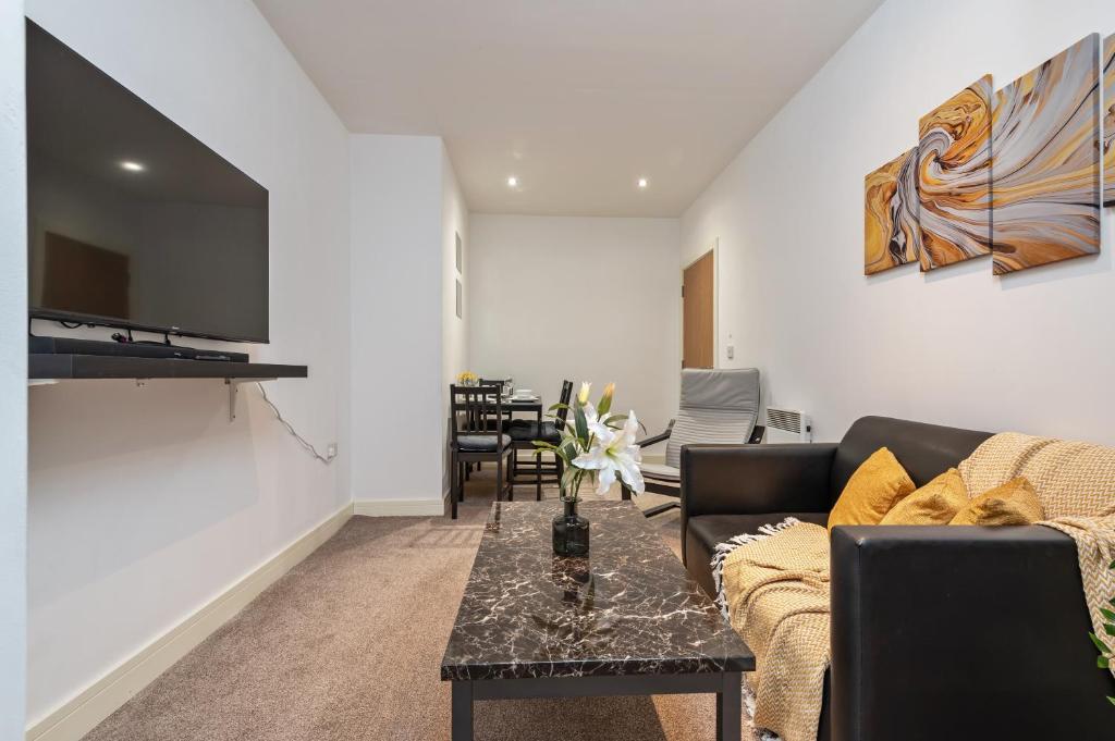 Luxe Apartment Central Bradford في برادفورد: غرفة معيشة مع أريكة وطاولة
