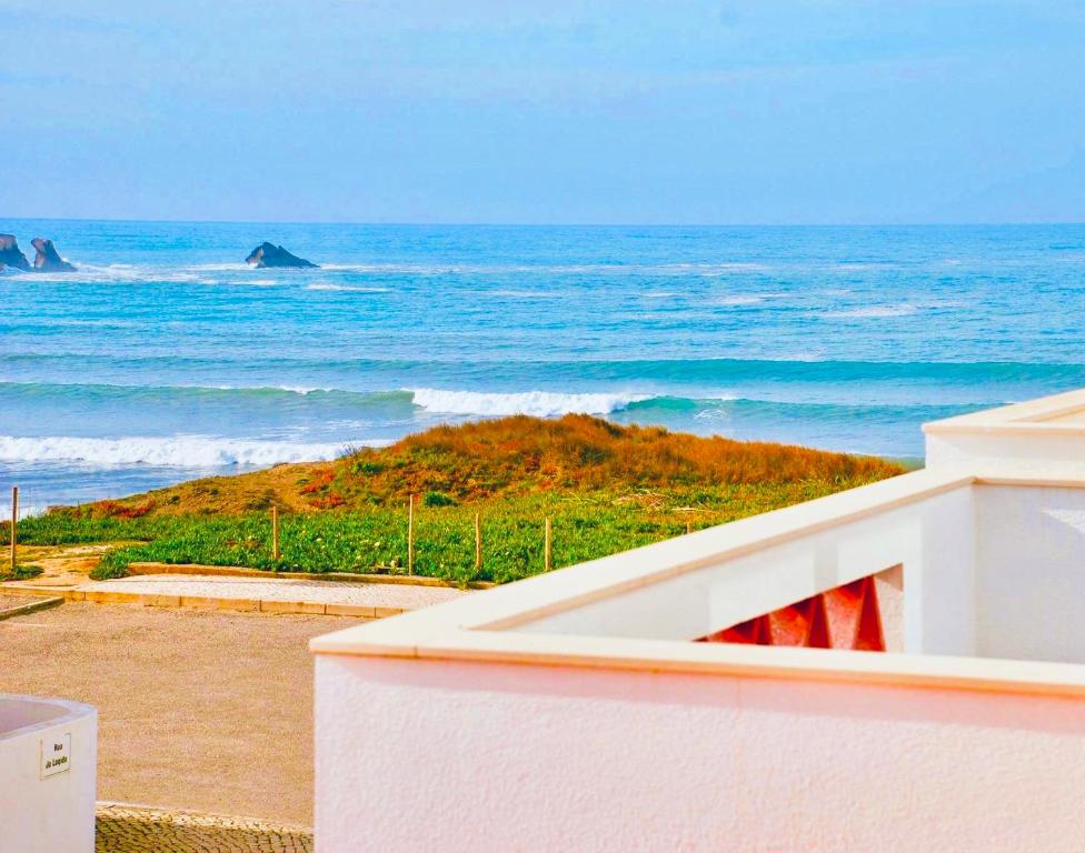 uma vista para o oceano a partir da varanda de uma casa em Surfness Lodge no Baleal