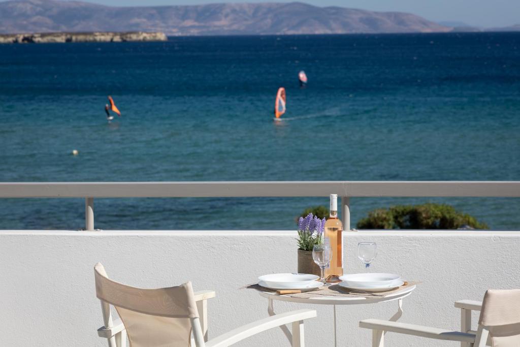 una mesa y sillas con vistas al océano en Seample studios, en Chrissi Akti