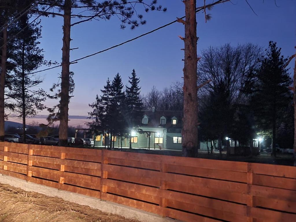 une clôture devant une maison éclairée dans l'établissement Vila Voždov Konak, à Rača