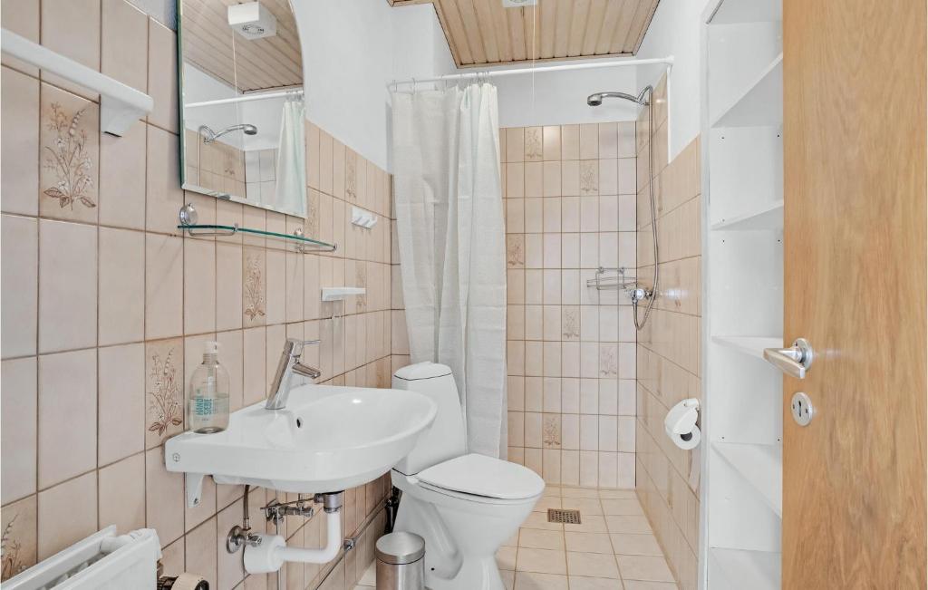 Koupelna v ubytování 2 Bedroom Gorgeous Apartment In Pandrup