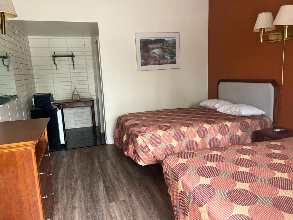 Habitación de hotel con cama y cocina en Express Motel en Northwood
