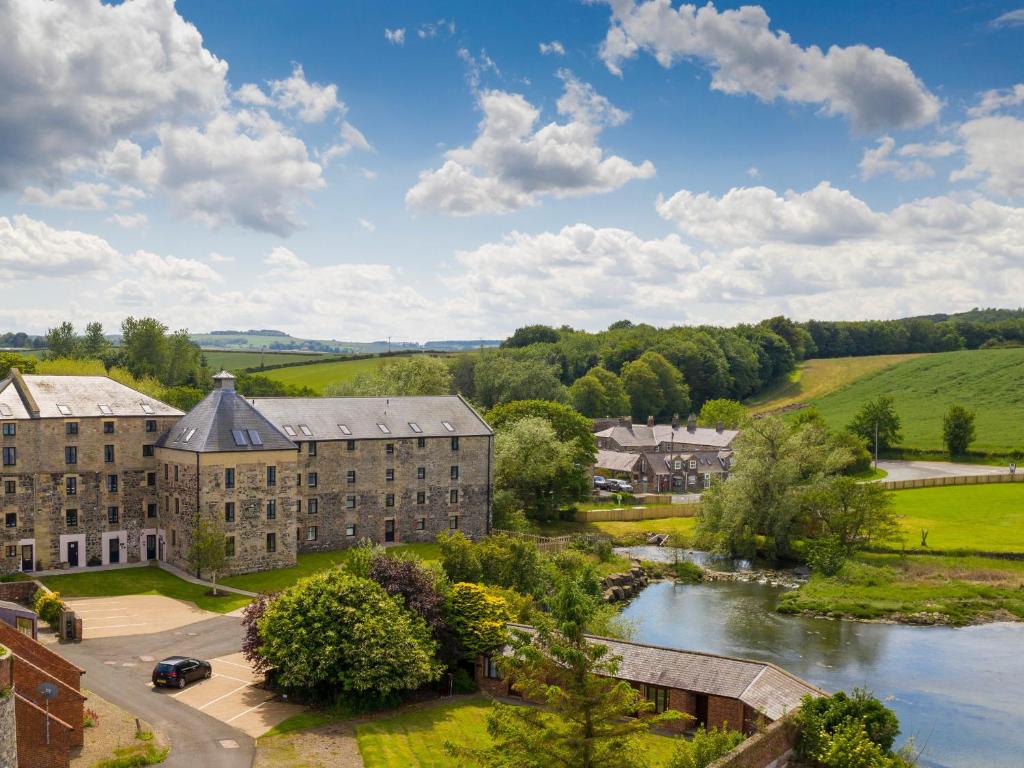 Luftblick auf ein Gebäude und einen Fluss in der Unterkunft Bay View in Belford
