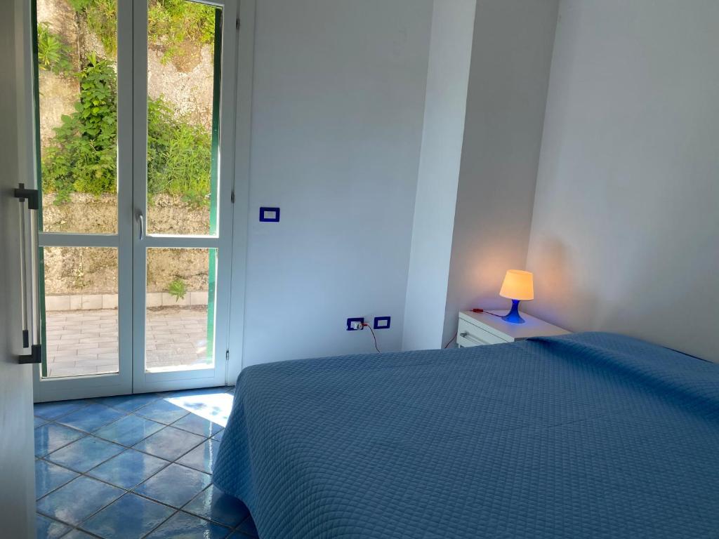 Postel nebo postele na pokoji v ubytování Ponzamania Appartamenti Ponza ,,Blumarine''