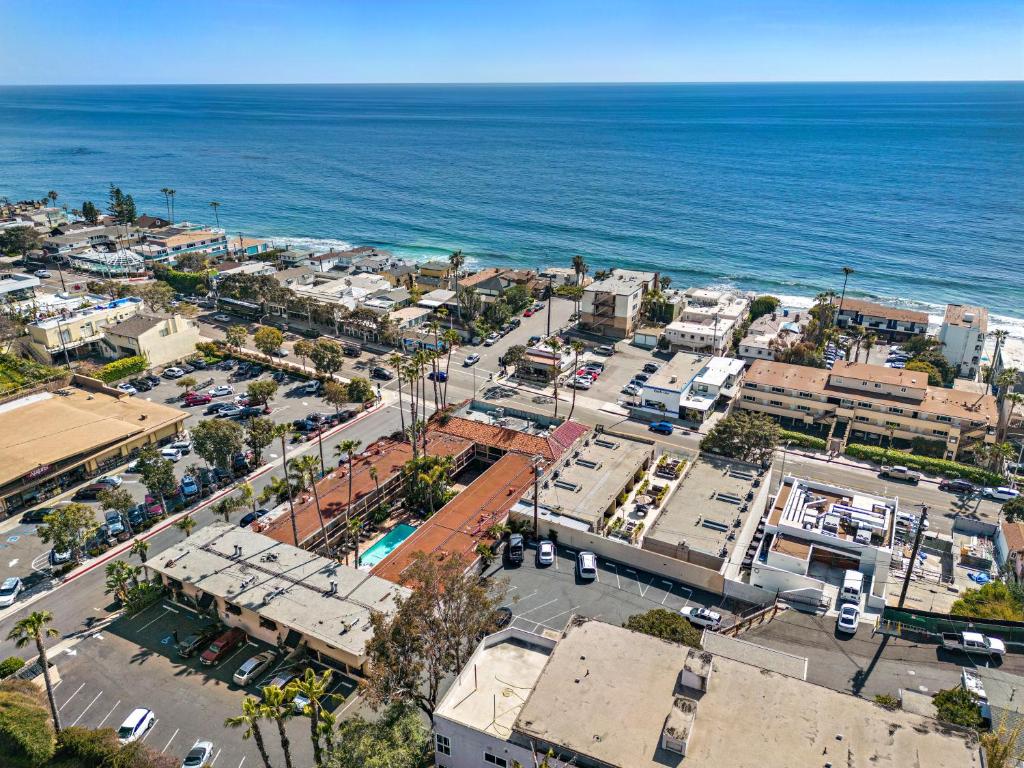 uma vista aérea de uma cidade e do oceano em 14 West Hotel Laguna Beach em Laguna Beach
