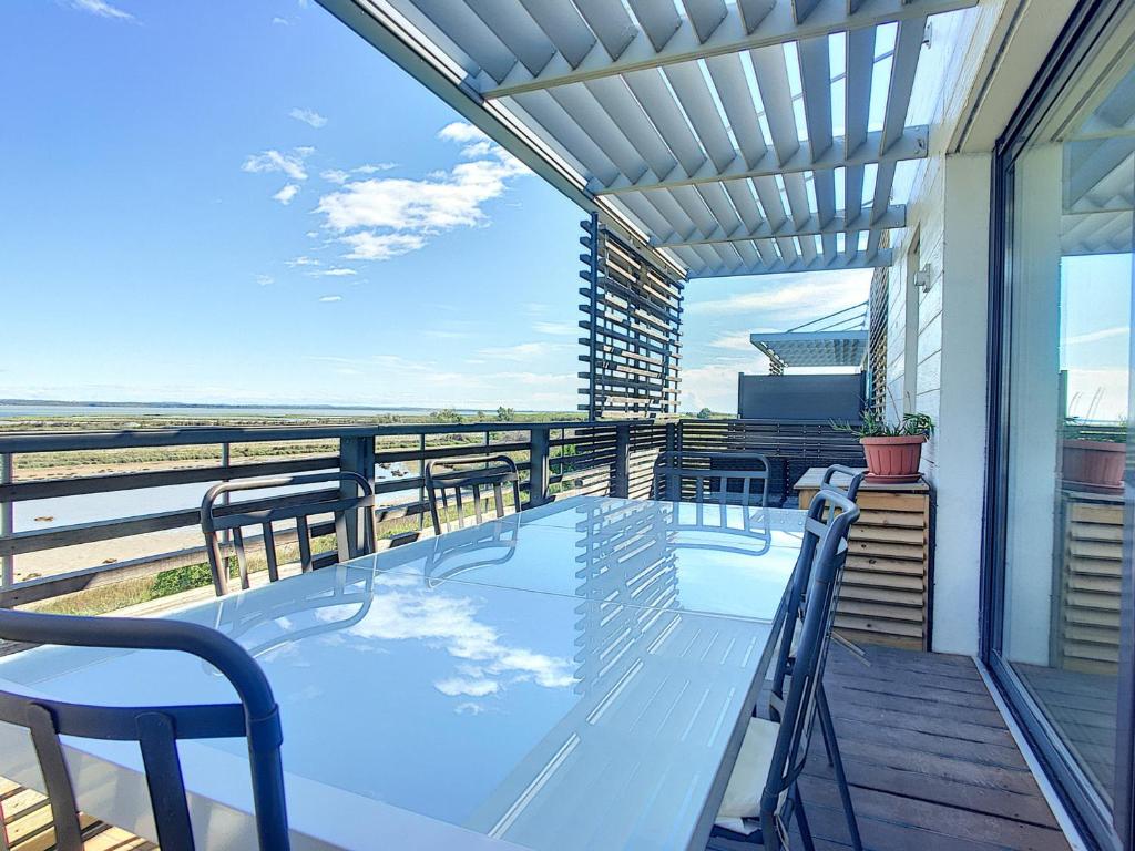 un patio avec une table et des chaises sur un balcon dans l'établissement Carnon: Spacieux F2 avec balcon, clim et garage - FR-1-715-4, à Mauguio