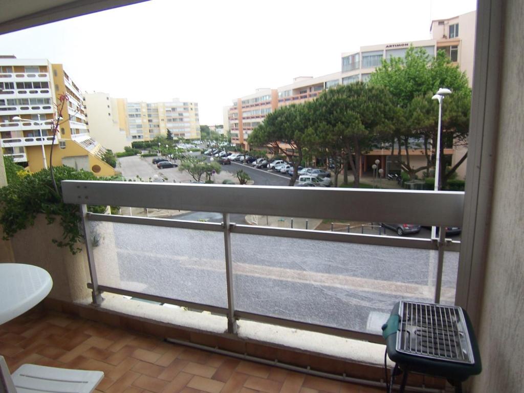 balkon z widokiem na ulicę miejską w obiekcie Coquet studio cabine pour 5 pers, port de plaisance, plage à 250m, TV, lave-linge, parking - FR-1-715-55 w mieście Mauguio