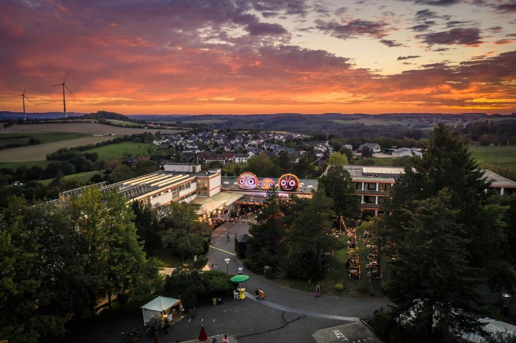Východ nebo západ slunce při pohledu z hotelu nebo okolí