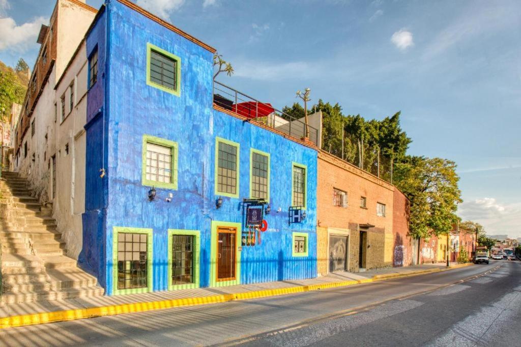 um edifício azul no lado de uma rua em Hotel El Andariego em Oaxaca de Juárez