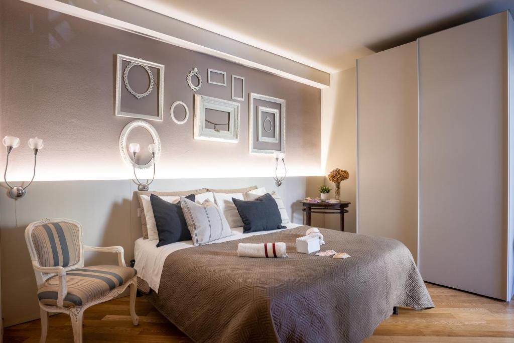 ein Schlafzimmer mit einem Bett und einem Stuhl in der Unterkunft Elegant Location in Florence in Florenz