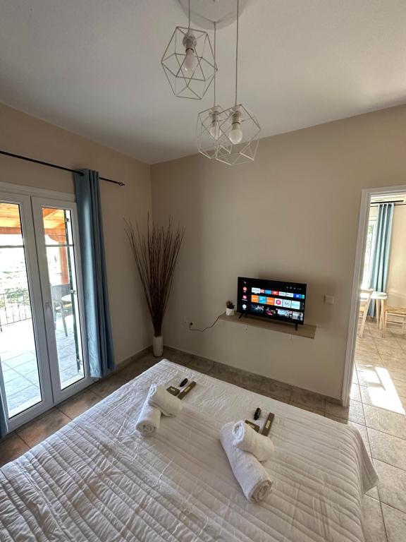 Postel nebo postele na pokoji v ubytování Assos BLUE house