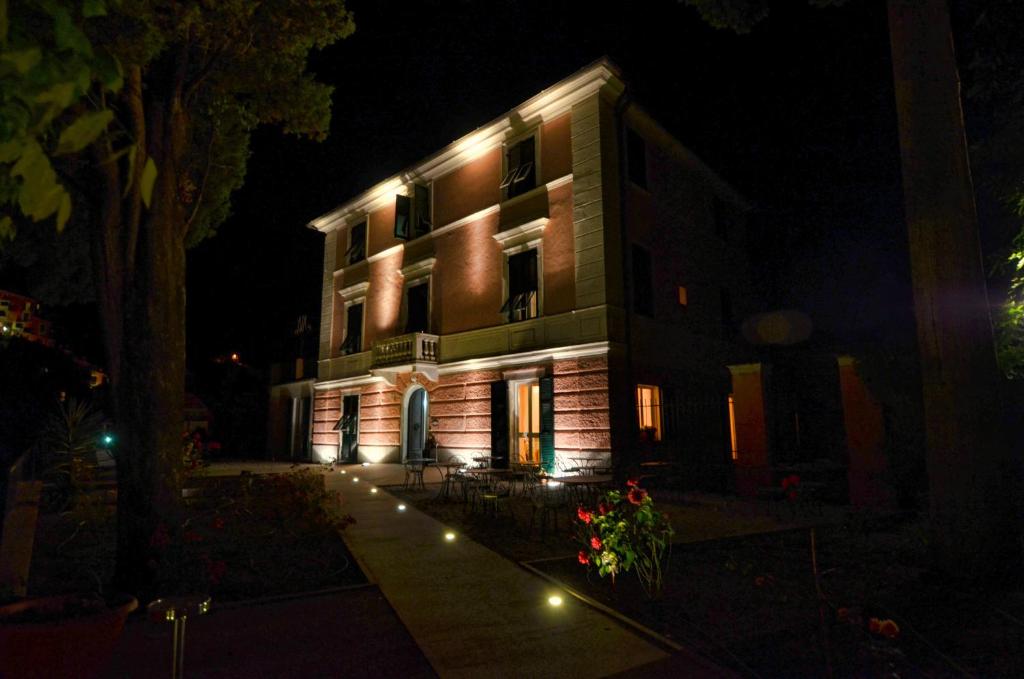 un edificio de noche con luces encendidas en Villa Accini, en Monterosso al Mare