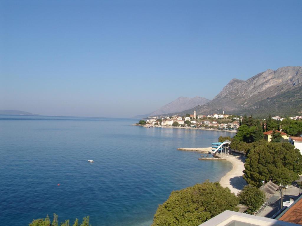 una vista de un cuerpo de agua con montañas en Apartment Davor, en Gradac