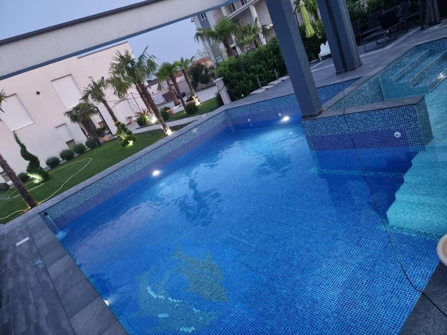 Una vista aérea de una gran piscina azul. en Villa „Taki“ Podgorica, en Podgorica