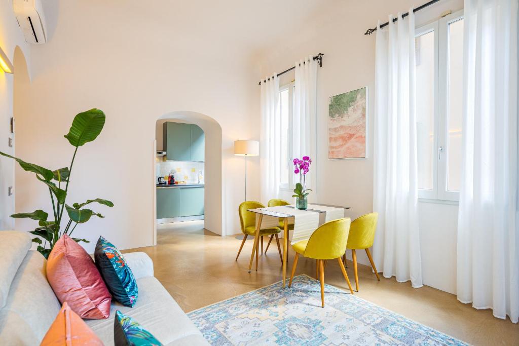 A seating area at Condotta 16 Apartments