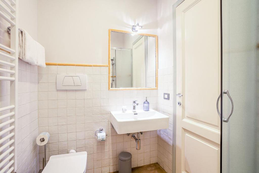 A bathroom at Condotta 16 Apartments