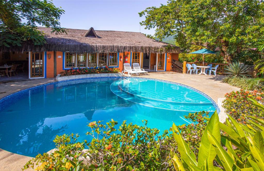 A piscina localizada em Hotel Alemão Beach de Ilhabela ou nos arredores