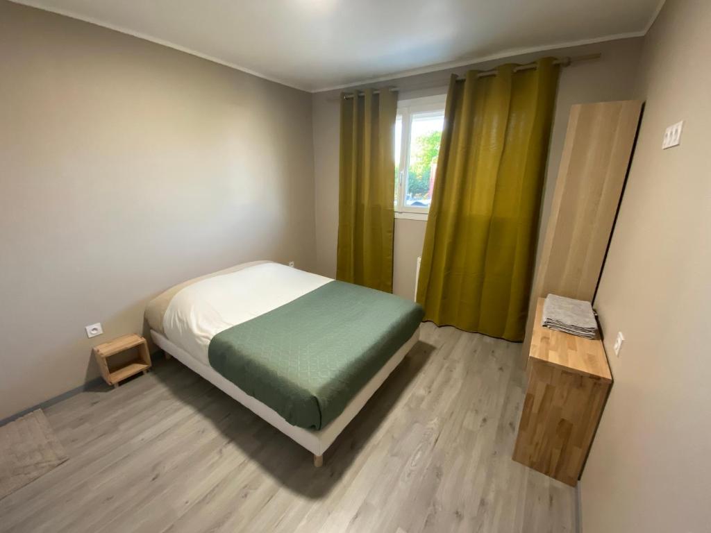 Habitación pequeña con cama y ventana en Maison OK riba Aéroport Mérignac, en Mérignac