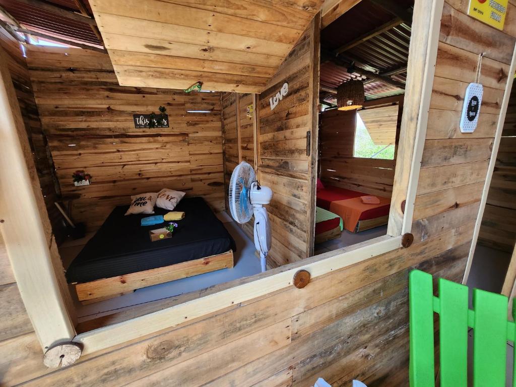 Palanda nebo palandy na pokoji v ubytování Baru Jet Set Beach & Hostal