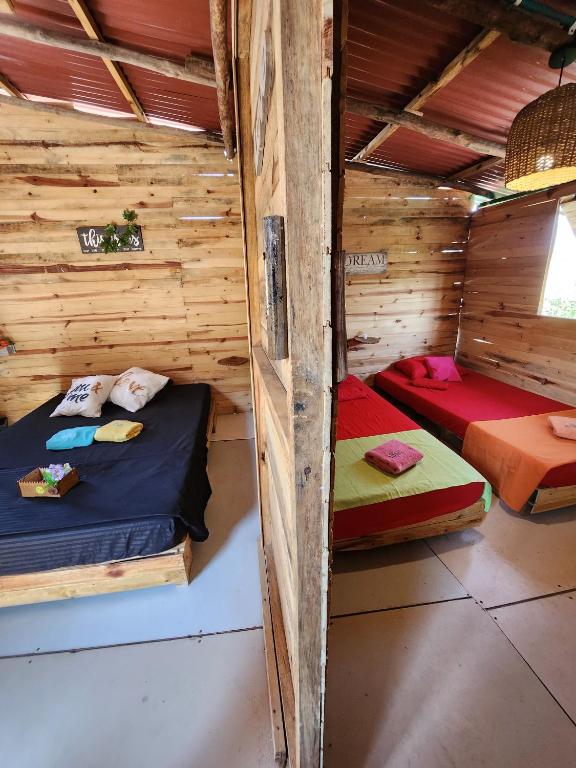Postel nebo postele na pokoji v ubytování Baru Jet Set Beach & Hostal
