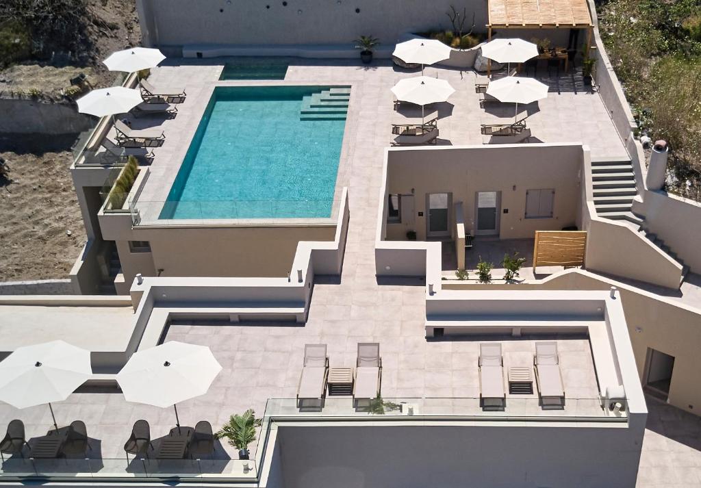 een luchtzicht op een villa met een zwembad bij Mayu Suites in Pirgos