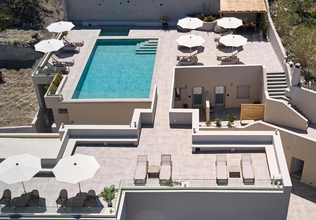 uma vista aérea de uma vila com piscina em Mayu Suites em Pirgos