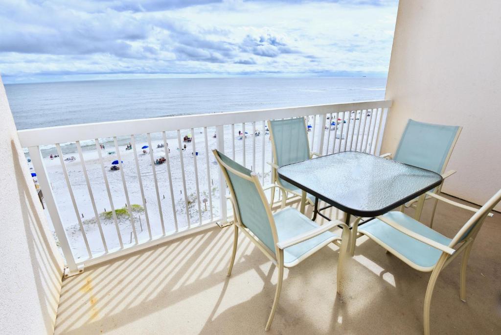 格爾夫海岸的住宿－Caribbean 503，一个带桌椅和海滩的阳台