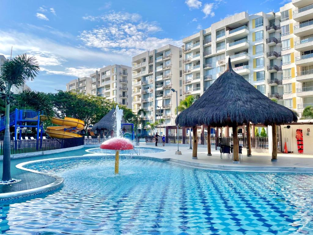 uma piscina com um guarda-sol num resort em Moderno apartamento amoblado via Ricaurte-Girardot em Ricaurte