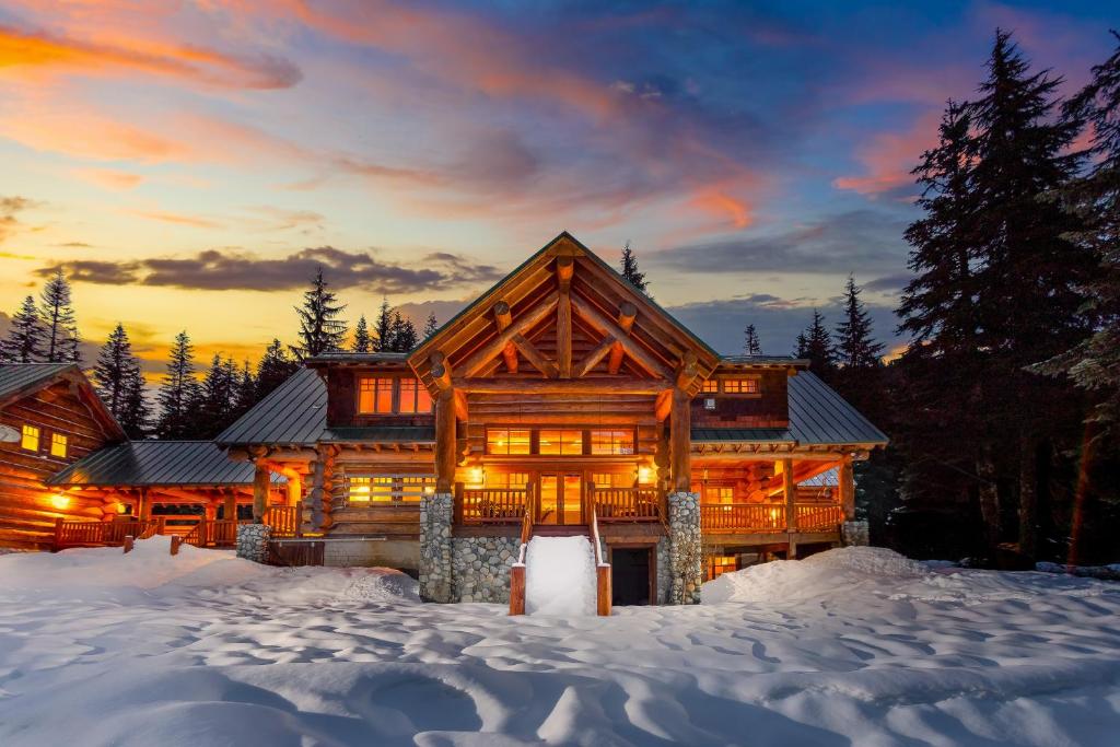 a log cabin in the snow with a sunset at Seattle Mountain Home in Snoqualmie Pass