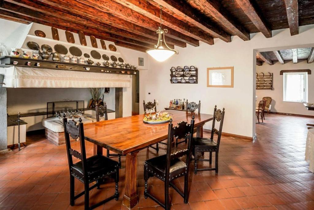 ein Esszimmer mit einem Holztisch und Stühlen in der Unterkunft Villa Trigatti Udine Galleriano 