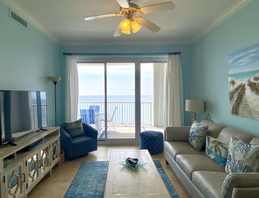 uma sala de estar com um sofá e uma televisão de ecrã plano em Island Royale P403 by ALBVR - Beautiful Beachfront Penthouse Level Condo! em Gulf Shores