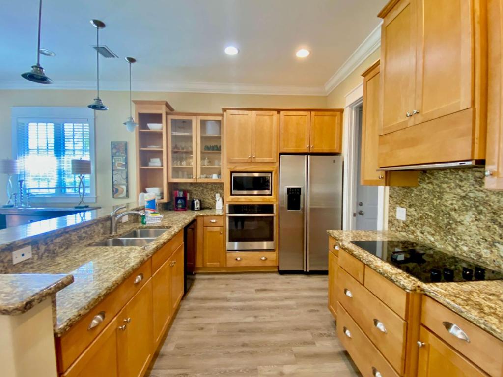 Η κουζίνα ή μικρή κουζίνα στο Beach Club Cottage 20 by ALBVR - Beautiful, Private Home - Amenities Galore!