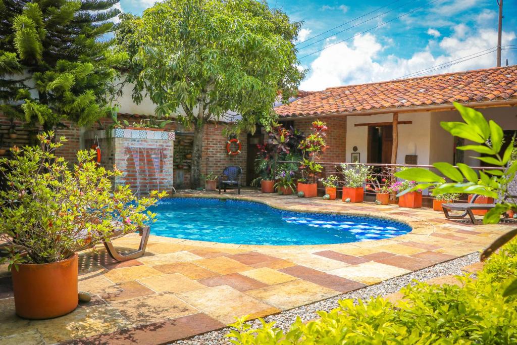 una piscina en el patio trasero de una casa en Hotel Casa Canela By MH en Barichara