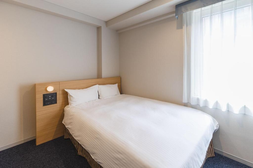 Postel nebo postele na pokoji v ubytování Sotetsu Fresa Inn Tokyo-Akasaka
