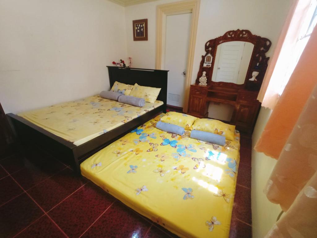 2 camas individuales en una habitación con espejo en The Beach Villa by M, en Manguisoc