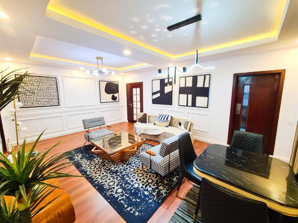 een woonkamer met een bank en een tafel bij Smart Nest Apartment, Lekki Phase 1 in Lagos