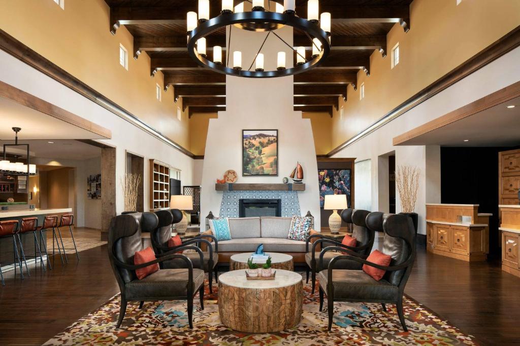 A seating area at Courtyard by Marriott Santa Barbara Goleta