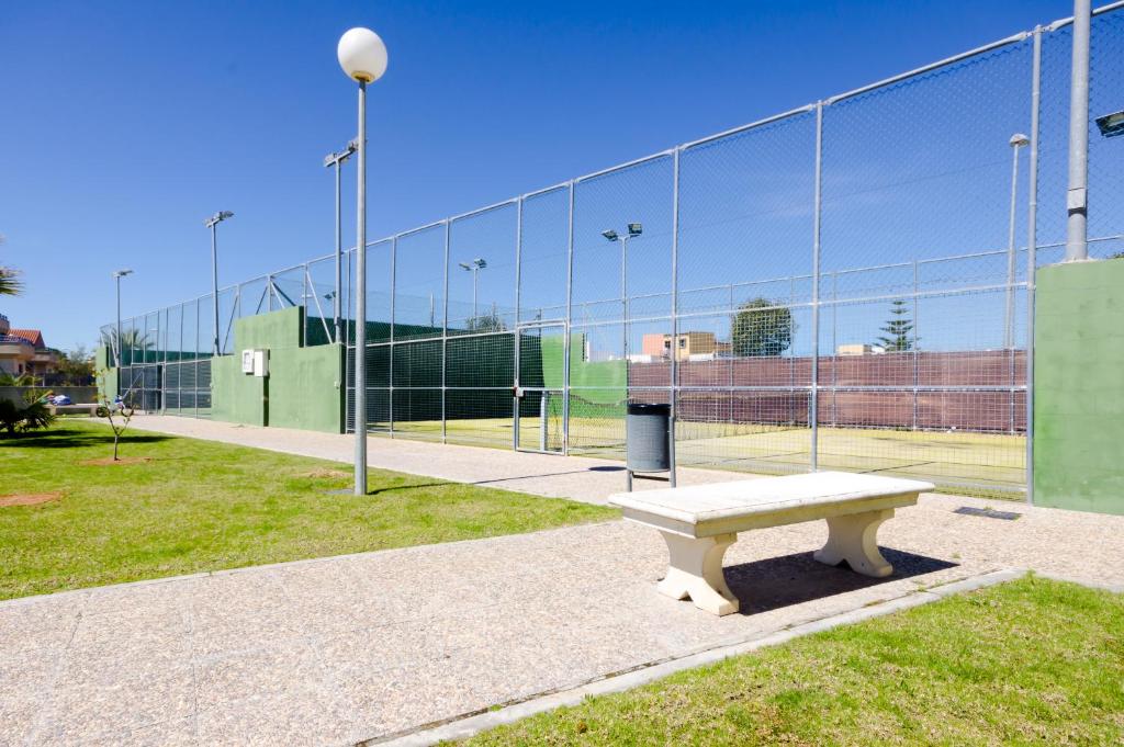 Tenis alebo squash v ubytovaní Apartamentos Sanlúcar & Doñana alebo jeho okolí