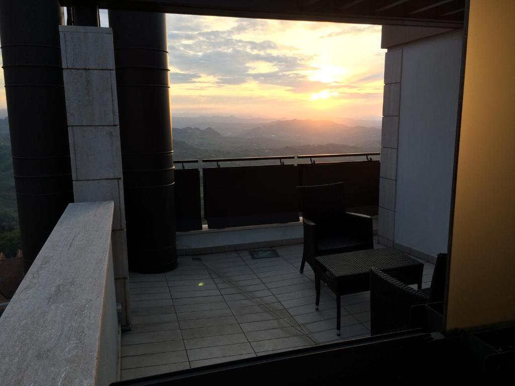 Východ nebo západ slunce při pohledu z hotelu nebo okolí